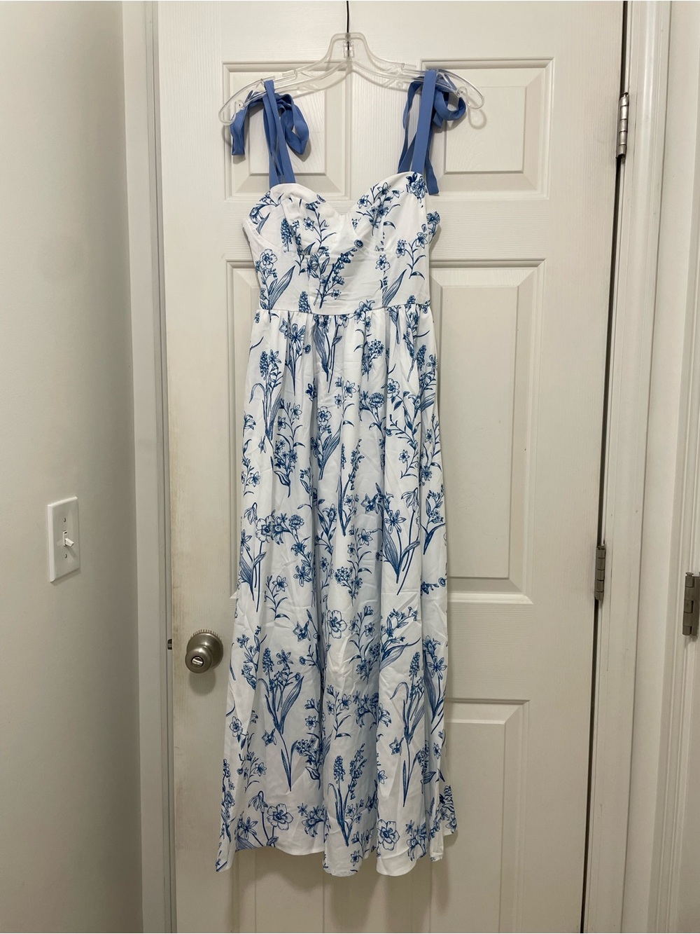 BLUE & WHITE FLORAL COTTAGECORE MAXI DRESS💙 - Picture 2 of 3